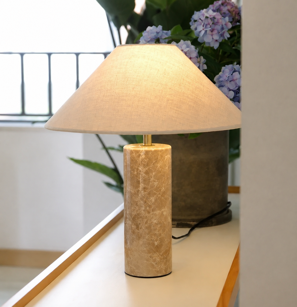 Luma Eira – Lampada da tavolo in marmo e tessuto