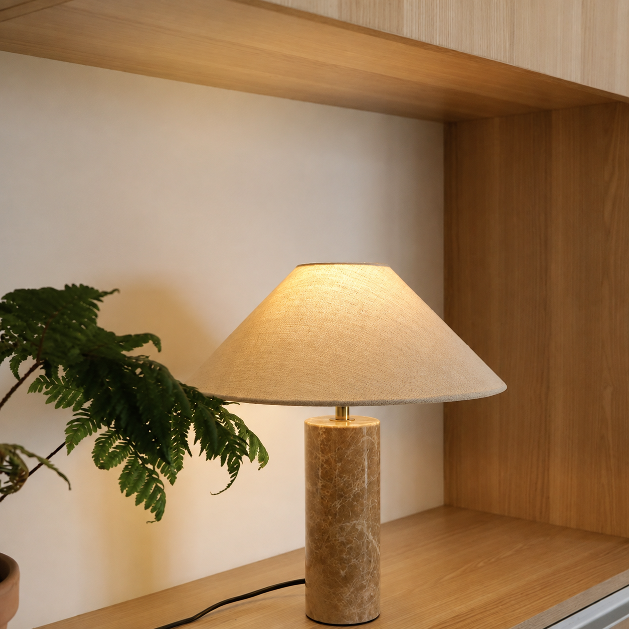 Luma Eira – Lampada da tavolo in marmo e tessuto