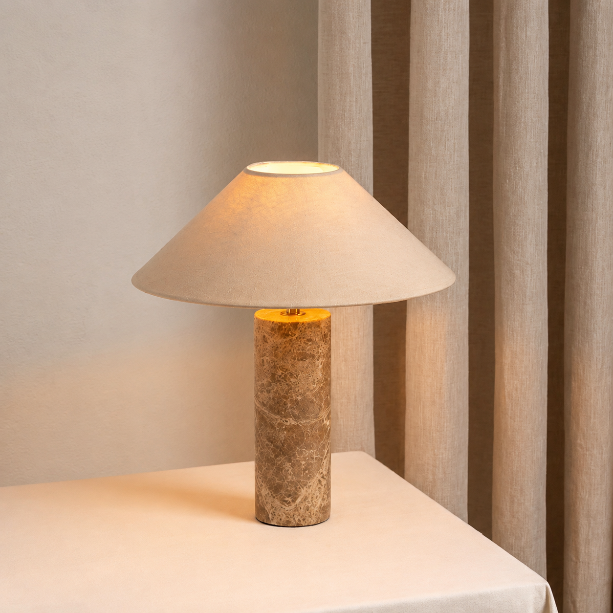 Luma Eira – Lampada da tavolo in marmo e tessuto