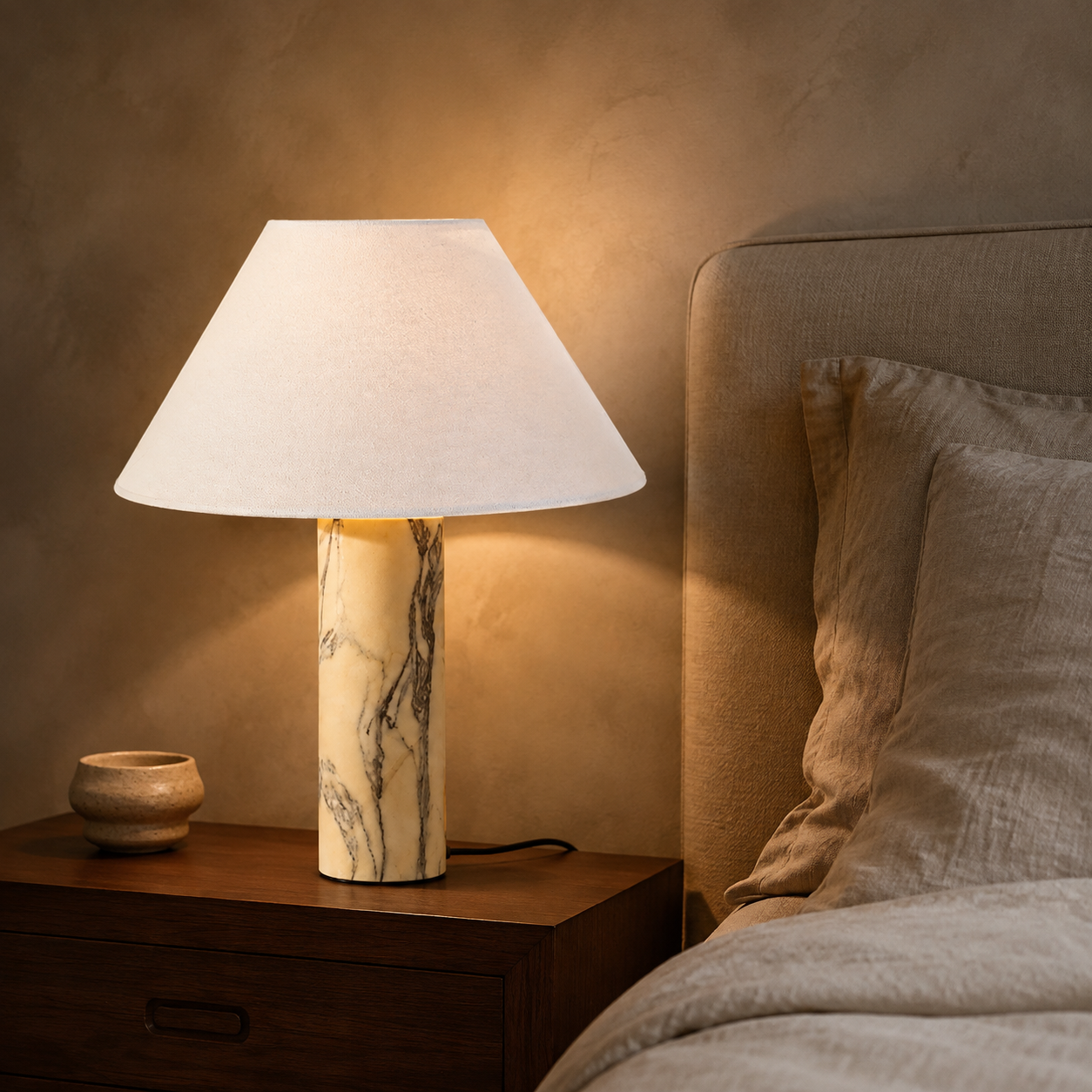 Luma Alba – Lampada da tavolo in marmo naturale